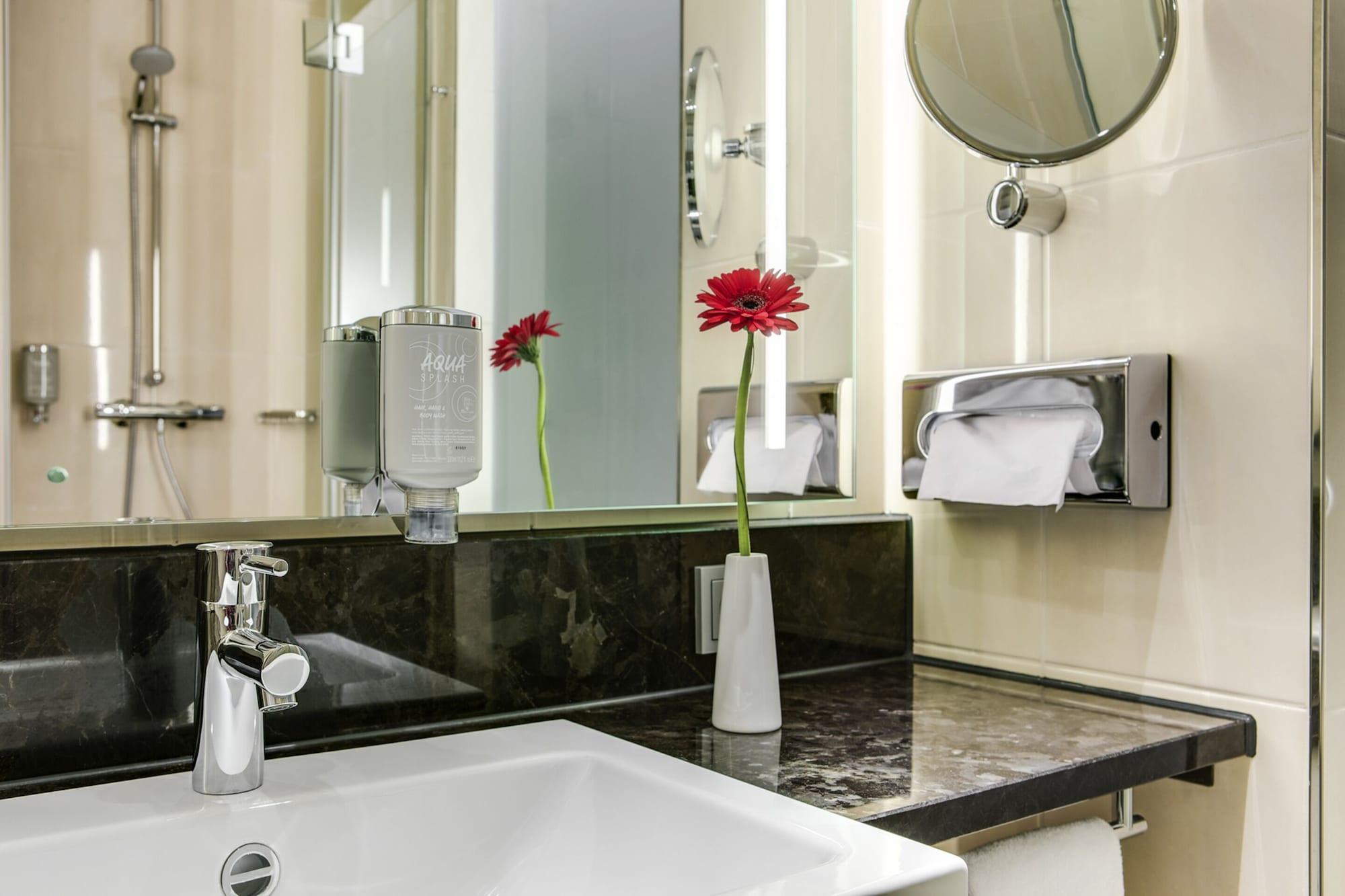 Intercityhotel Hamburg Dammtor-Messe Ngoại thất bức ảnh
